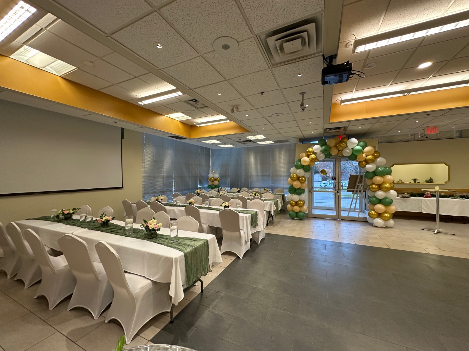 Green and gold celebration setting in Café Kultura