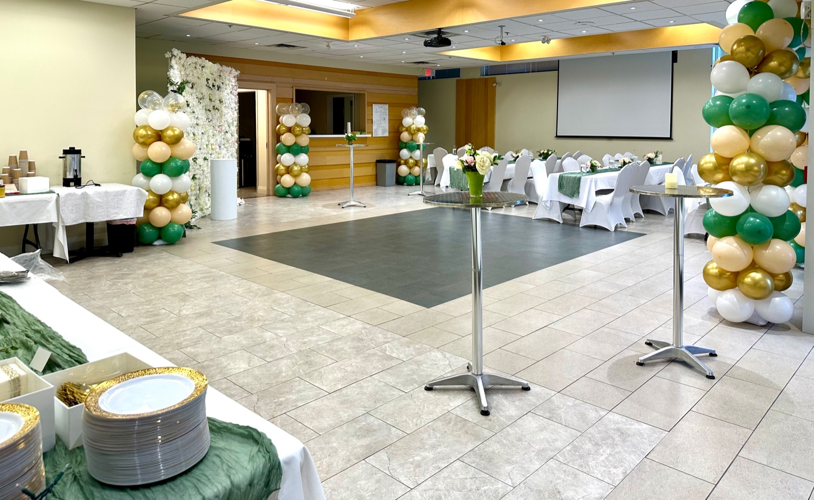 Green and gold reception in Café Kultura